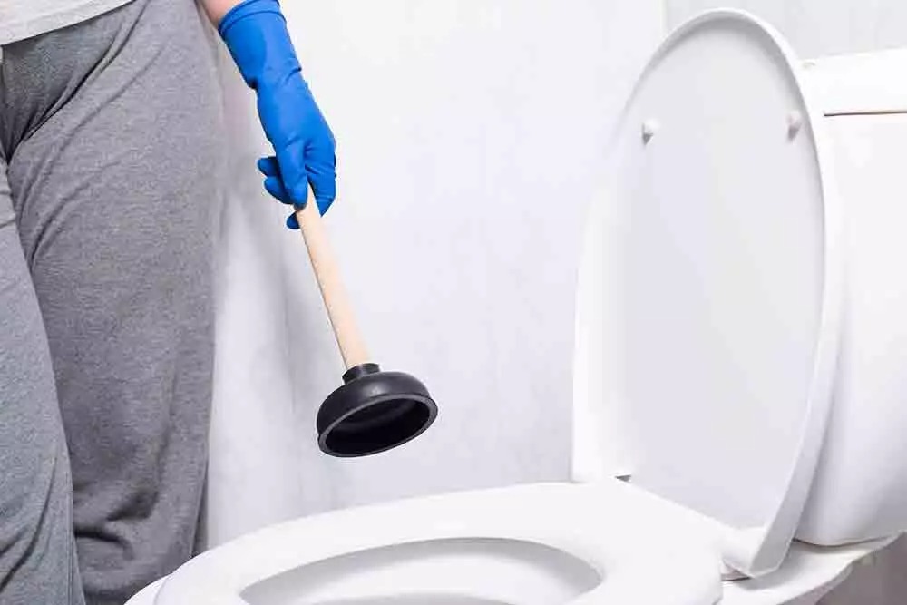 Como desentupir um vaso sanitário